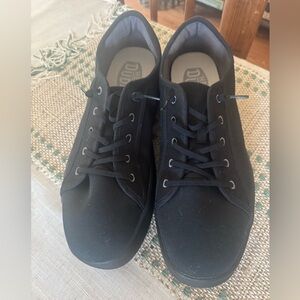 Hey Dudes NWOT. Canvas size M 14